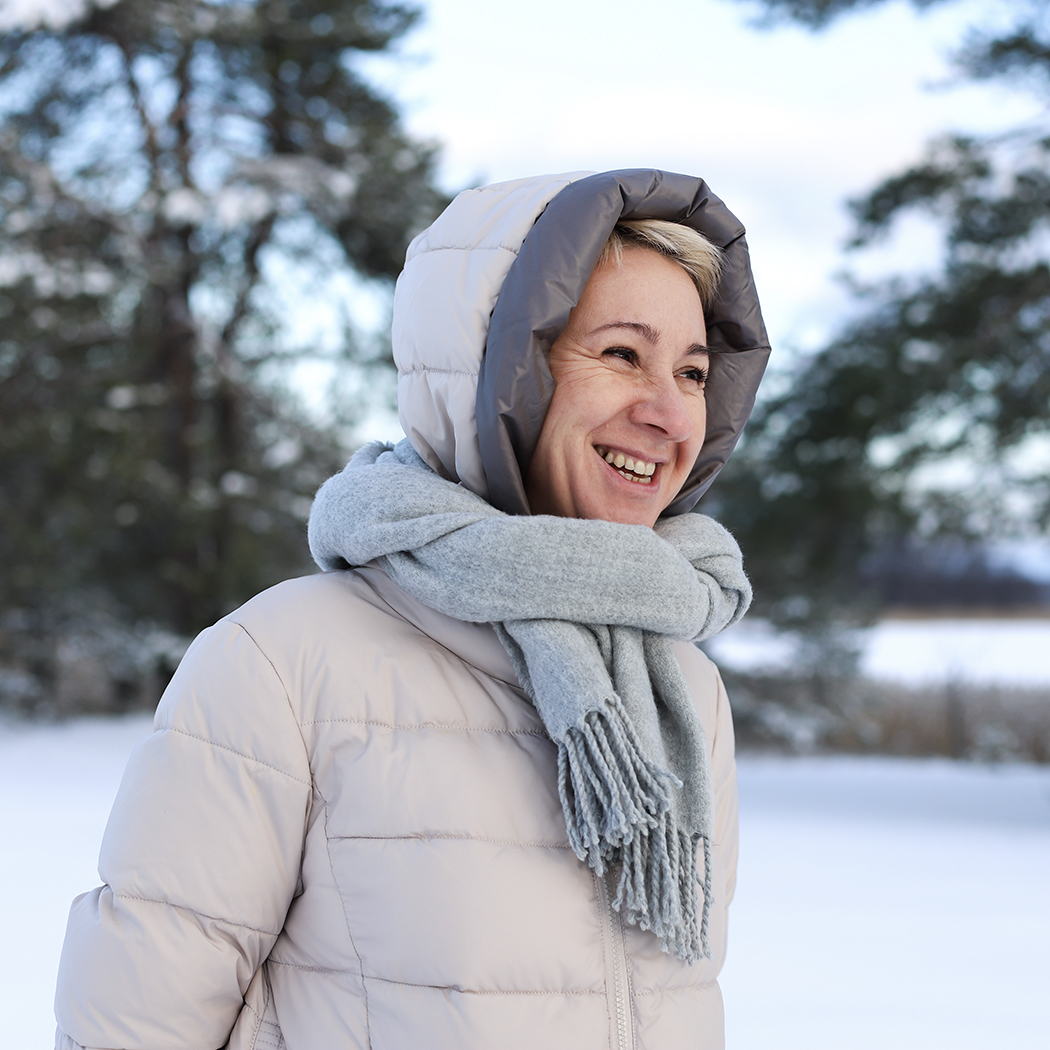 Co zamiast czapki dla pań po 60-tce? Szapołowska pokazuje rozwiązanie. Stylowe, funkcjonalne i za grosze